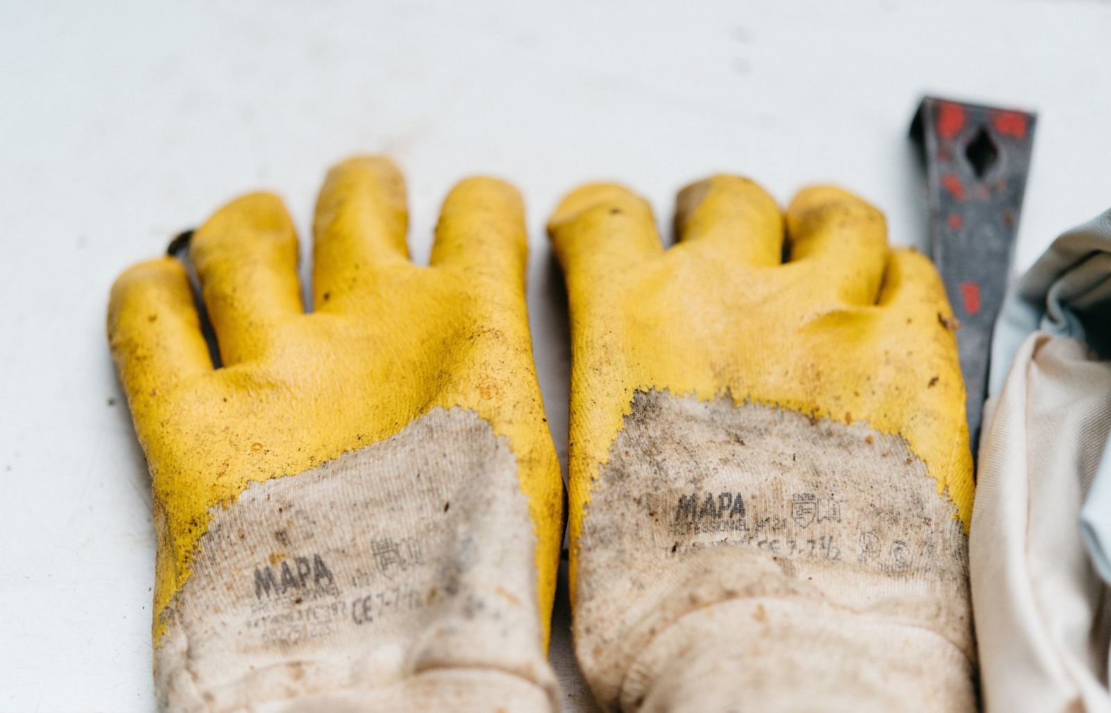 gloves for roof maintenance 